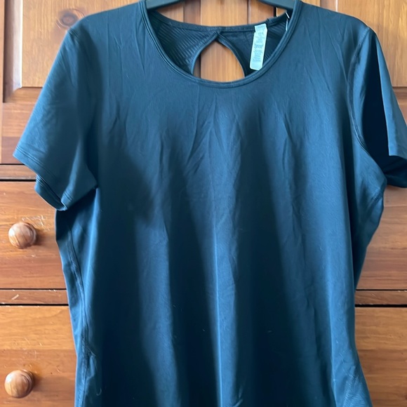 Woman’s Under Armour Top Size Large NWT - Picture 1 of 6
